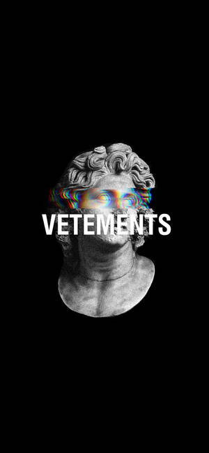 大理石半身像，帶有故障彩虹眼睛和VETEMENTS文字，黑色背景。