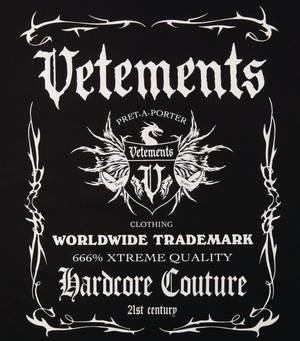 Vetements服裝品牌標誌，帶有龍紋章和哥德式文字，黑色背景。 — Oppo Find N5 壁紙