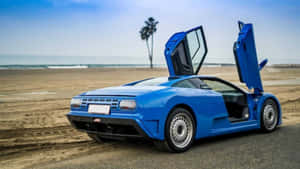藍色 Bugatti 超級跑車打開車門停在海灘上，靠近海洋和棕櫚樹。 — 布加迪 壁紙