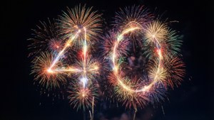 煙火在夜空中形成數字40，用於慶祝活動。