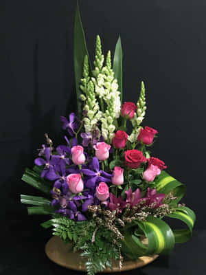優雅的花束，搭配蘭花、玫瑰和綠色植物，深色背景 — 2048x2732 壁紙