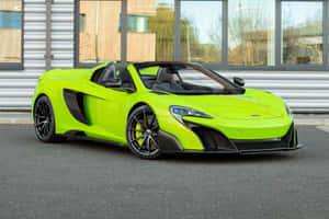 青檸綠色McLaren 570S Spider停泊在現代建築外。 — MacBook Air M4 壁紙