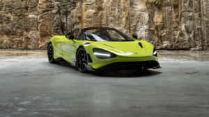 青檸綠色McLaren 720S Spider停在石牆旁。 — 5120x2880 壁紙
