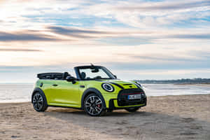 日落時分停泊在沙灘上的青檸綠色MINI開篷車。 — Surface Pro 壁紙