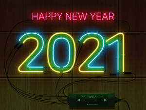 寫著Happy New Year 2021的霓虹燈牌安裝在木牆上，附有電源供應器。