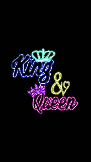 霓虹燈牌顯示 King & Queen，皇冠和心形符號明亮發光。
