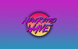 在漸變背景上帶有太陽爆發效果的粗體霓虹文字「NEWRETRO WAVE」。