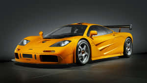 橙色McLaren F1超級跑車在工作室中戲劇性燈光 — 4K 法拉利 壁紙