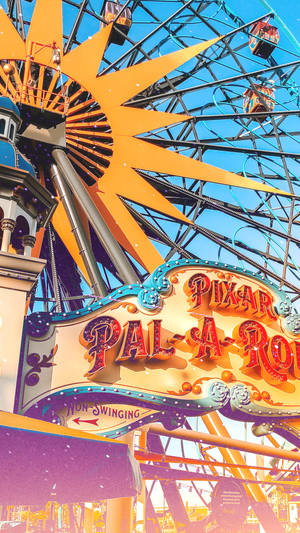 Pixar Pal-A-Roo 標誌，背景是明亮的藍天和巨大的太陽爆發遊樂設施。