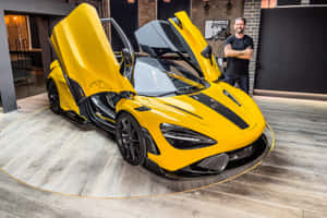男子站在一輛黃色McLaren跑車旁，車門打開，位於現代車庫中。 — MacBook Air 13 壁紙