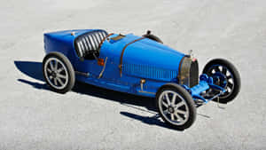 復古藍色Bugatti賽車，皮革座椅，混凝土，明亮陽光下。 — 布加迪 壁紙