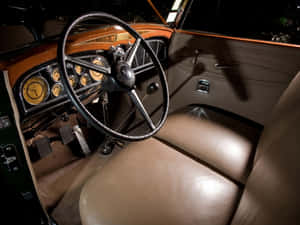 經典汽車的棕褐色皮革內飾特寫，帶有木質飾邊和復古儀表。 — 4:3 壁紙