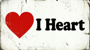 一個受損的標牌，帶有紅色心形和黑色文字「I Heart」