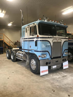 復古藍白色 Kenworth 半掛卡車停放在車庫中。 — 2048x2732 壁紙