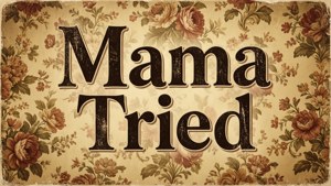 復古花卉壁紙，帶有粗體黑色磨損字體的Mama Tried文字。