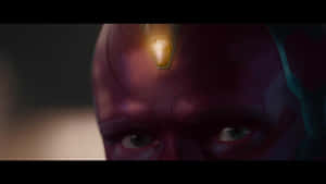 Vision 發光的前額和強烈眼神在昏暗燈光下。