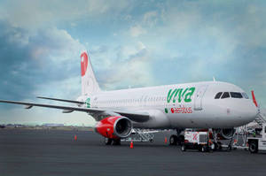 Viva Aerobus飛機停泊在機場停機坪，有地勤人員和設備。