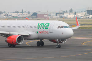 Viva Aerobus飛機喺有霧天氣下喺機場跑道滑行。