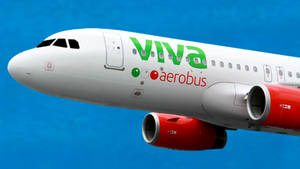 Viva Aerobus飛機在清澈藍天中飛行