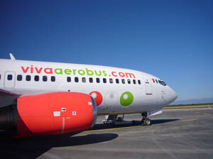 Viva Aerobus飛機停在晴朗藍天下的機場停機坪上