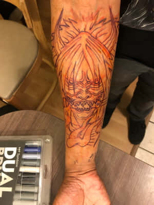 一個人前臂上詳細的狐頭惡魔紋身特寫。 — Galaxy Z TriFold 壁紙