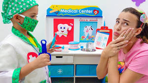 小孩打扮成牙醫用玩具牙科工具治療女士。 — 可愛 壁紙