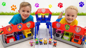 兩個男孩微笑著玩Paw Patrol玩具車和公仔。 — 微笑 壁紙