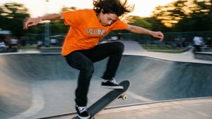 黃金時段滑板者在滑板公園磨軌 — Vlone 壁紙