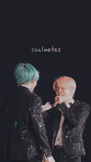 兩位身穿閃亮西裝的微笑表演者在舞台上，上方有「soulmates」文字。