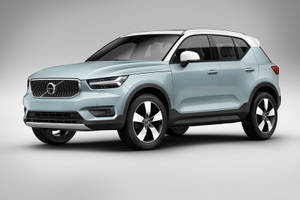淺藍色沃爾沃SUV，白色車頂和合金輪圈，工作室環境。