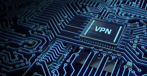 特寫一塊發光的藍色電路板，中央有一個VPN芯片。