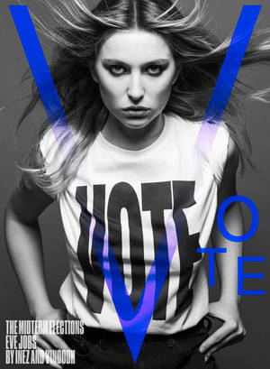 一位堅定的女性，身穿「VOTE」襯衫，搭配動態藍色圖形。 — 模特兒 GIF 壁紙
