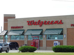 Walgreens藥店建築，綠色遮陽篷和停泊的車輛。