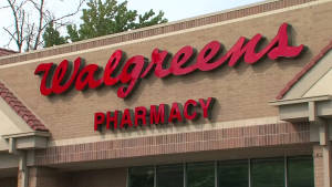 Walgreens 藥房店面，磚砌建築上有紅色招牌
