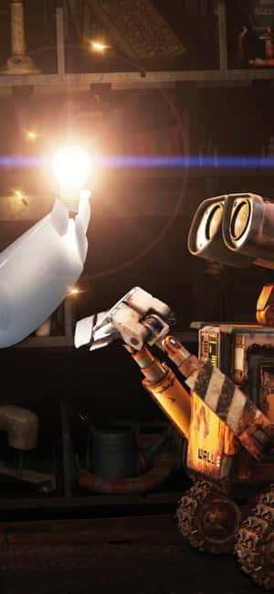 WALL-E 機器人在昏暗的工作室中拿著發光的燈泡。