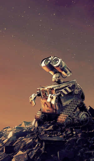 WALL-E 機器人站在一堆垃圾上，下方是暮色中繁星點點的天空。