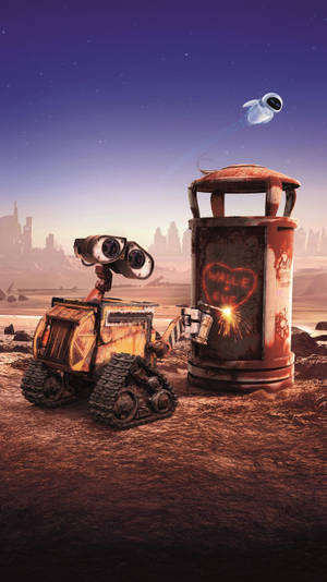 Wall-E 和 Eve 在一個生鏽的垃圾桶旁邊，垃圾桶上畫著一顆心，在塵土飛揚的外星景觀中。