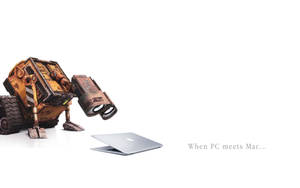 生鏽的機械人Wall-E在MacBook前鞠躬，上面寫著When PC meets Mac。