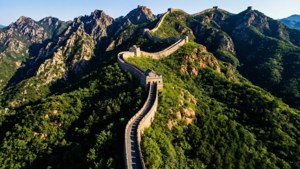 從空中俯瞰長城蜿蜒穿過壯麗山地的景象