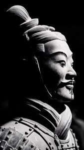 兵馬俑的頭盔頭部和裝甲肩膀的黑白特寫。