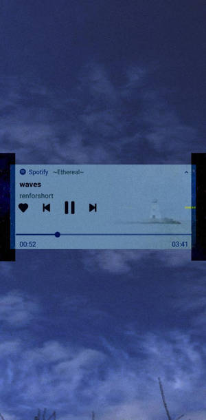 Spotify 音樂播放器在帶有燈塔的暮色天空上顯示 renforshort 的 'waves'。