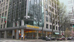 Wells Fargo 銀行大樓，有行人過馬路和汽車在十字路口。
