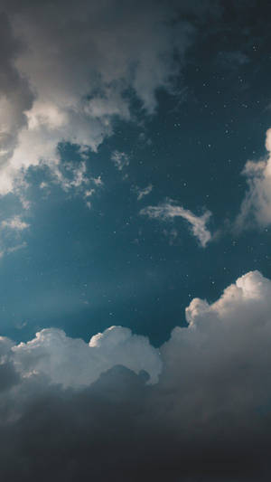 繁星點點的夜空，雲朵在天光下飄動