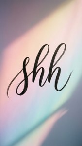 柔和粉彩漸變背景上的優雅黑色刷筆字體 shh。