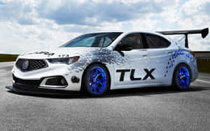 白色Acura TLX賽車，藍色輪圈，在賽道上。 — MacBook Air M1 壁紙