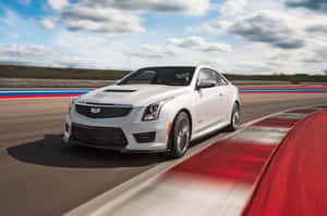 白色 Cadillac ATS-V 在帶有紅色和藍色路緣石的賽道上比賽。 — MacBook Air M4 壁紙