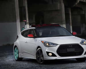 白色現代Veloster，薄荷車輪，紅色單車在車頂，混凝土天橋下。 — 5:4 壁紙