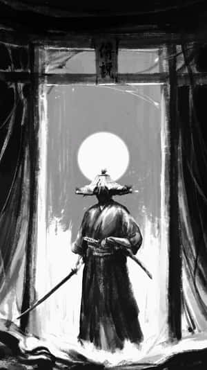 戴草帽持劍的武士站在月光下的日本門前。