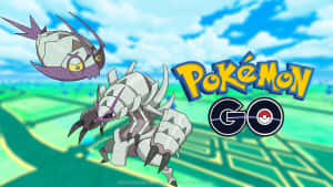 兩個寶可夢角色在背景中有 Pokémon GO 標誌的情況下飛行。