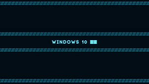 Windows 10 標誌帶有青色光芒，由藍色像素化條紋框住，置於深色背景上
